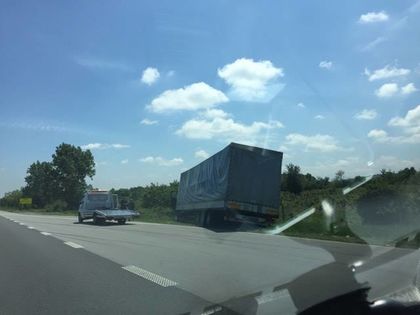 Шофьор не удържа ТИР на АМ Тракия, излезе от пътя (СНИМКА)
