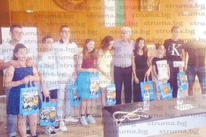 Десет талантливи деца на Дупница с награди от общината, световният шампион по кикбокс Д. Радев с годишната стипендия от 1680 лева