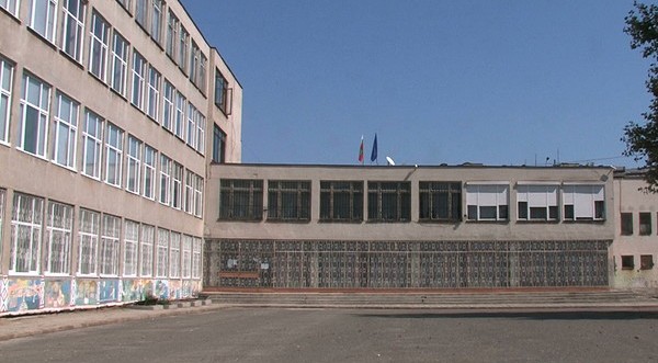 Дим над столичното 32-ро СОУ! Всички ученици са евакуирани!