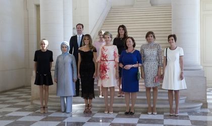 Мелания бяга от шопинга, отива в болница