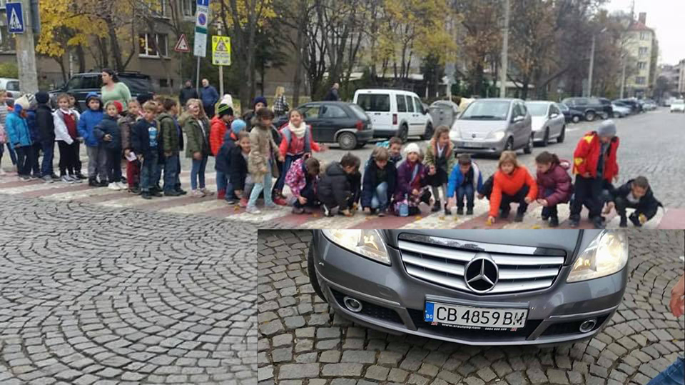 СНИМКИ: Баровка с Мерцедес напсува деца, слагащи цветя на пешеходна пътека