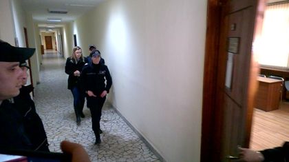 Бургас: Апелативният съд постанови мярка „домашен арест“ на банковата служителка от Нова Загора, обвинена за присвояване на над 445 000 лева