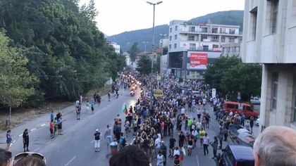 ВИДЕО: Полицията вече не контролира маршрута на шествието, бомби пукат!