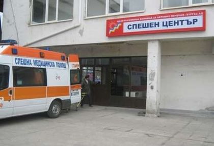 Стар познайник на полицията и лекарите сътворил екшъна пред Новата поща в Бургас, откаран е в спешното с разбита глава