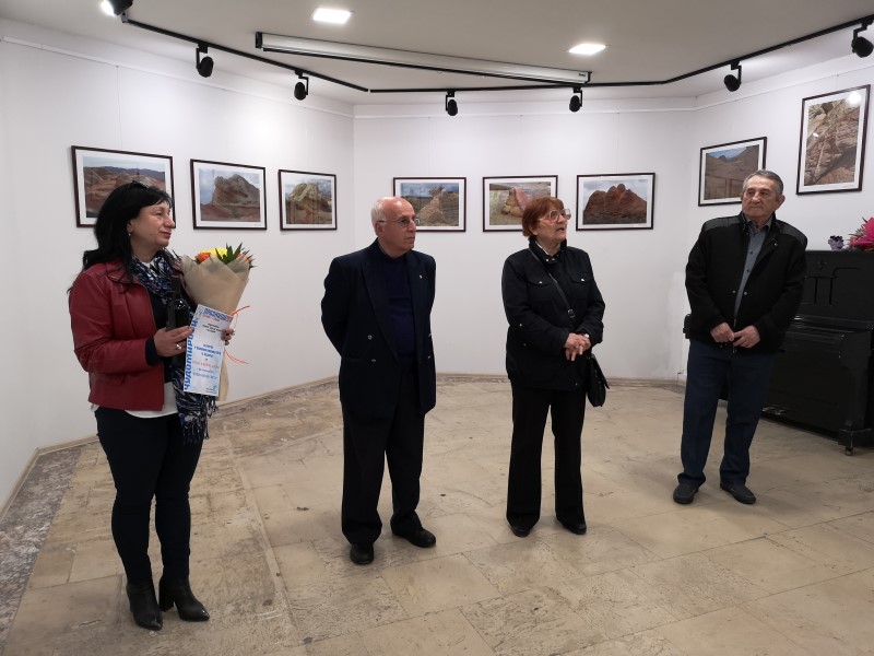 Казанлък: Изложбата „Нашенци по света“ бе открита в Музея на фотографията