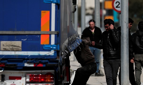 Българин, превозвал 59 мигранти, е заловен в Гърция