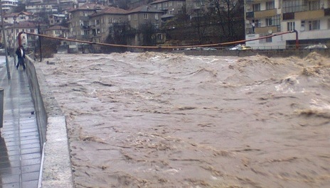 Затвориха пътя Смолян-Кърджали, реката в Устово излезе