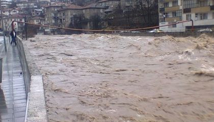 Затвориха пътя Смолян-Кърджали, реката в Устово излезе