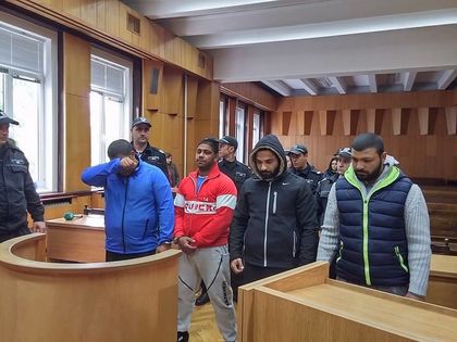 Ето ги циганите - биячи! Те подпалиха Раднево!!! СНИМКИ