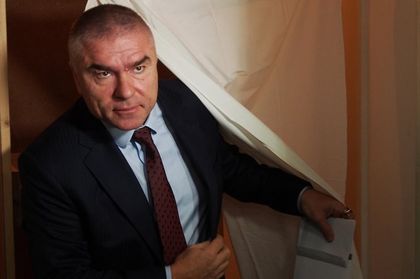СМЯХ В ПЛЕНАРНАТА ЗАЛА! Любимката на Марешки си глътна граматиката, предложи го за председател на Народното събрание