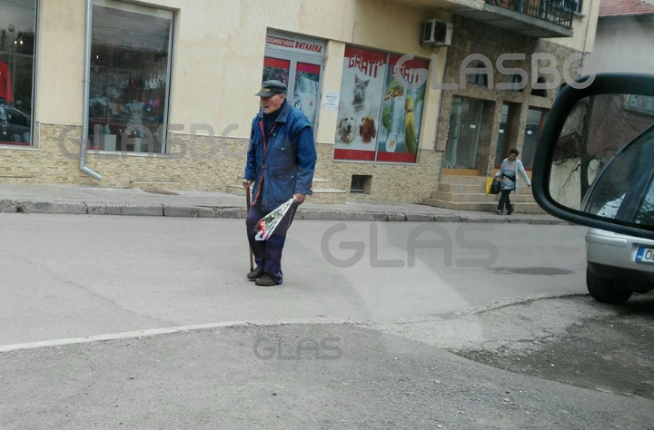 На 8-и март: Тази СНИМКА на немощен старец с букет в ръка ТРОГНА цяла БЪЛГАРИЯ!