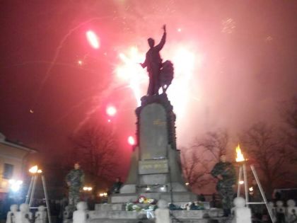 Карлово се поклони пред паметта на Апостола (СНИМКИ)