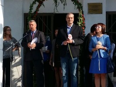 Зам.-кмет стана директор и би първия звънец в
