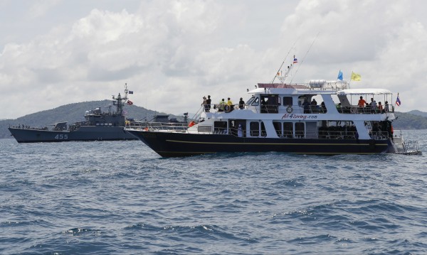 Подновиха издирването на туристически кораб в Тайланд
