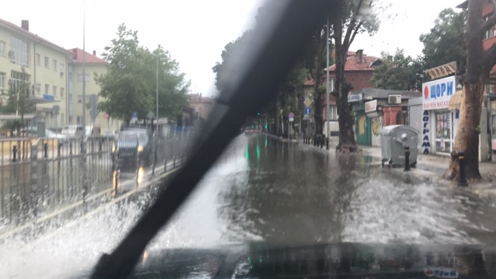 20-минутен порой и чисто новият "Васил Априлов" в Пловдив под вода (СНИМКИ/ВИДЕО)