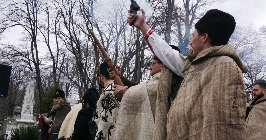 Молитва, военен ритуал и хайдушки залп на гроба на Капитан Петко Войвода във Варна (снимки)