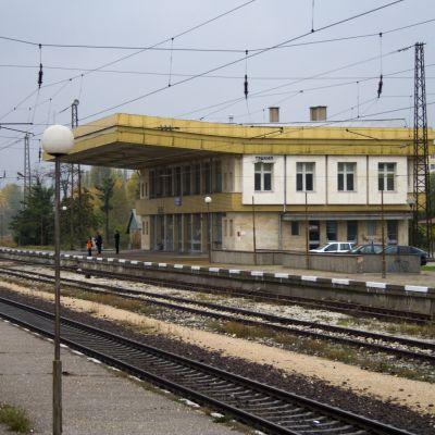 Пуснаха влаковете през гара Тракия, пътници висяха три часа в жегата заради самоубиец