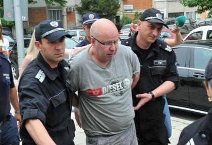 Бесният швед Ралф си плати глобата, камериерката Диана му прави сечено