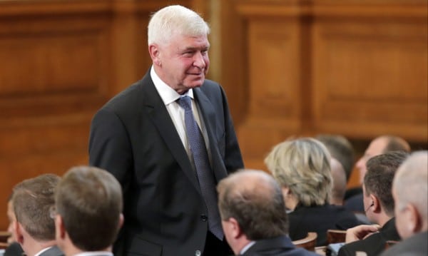 Здравният министър обяви в парламента: Двама са наказани за секслистовките с мъжките ласки