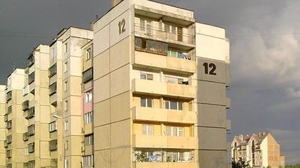 Изверг преби жестоко детенце и го хвърли през терасата на блок в Ямбол!