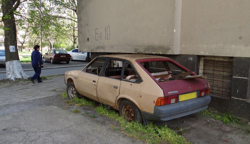 Пролетно почистване на изоставени автомобили в София