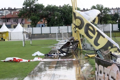 СНИМКИ: Бура помля базата на Ботев в Коматево!