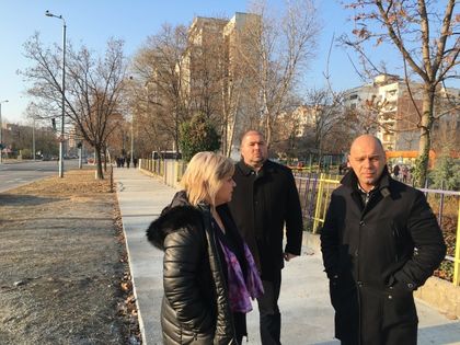 Учениците на „Черноризец Храбър“ в „Тракия“ вече ще вървят по нови тротоари