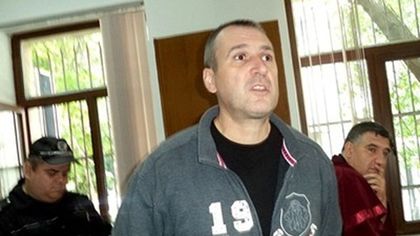 Обвиненият в убийството на родителите си полицай иска да е на свобода