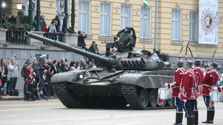 Военните вадят тежка техника за празника си - 6 май