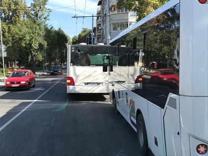 Два автобуса се удариха на пловдивска улица заради пишман шофьор! (СНИМКИ)