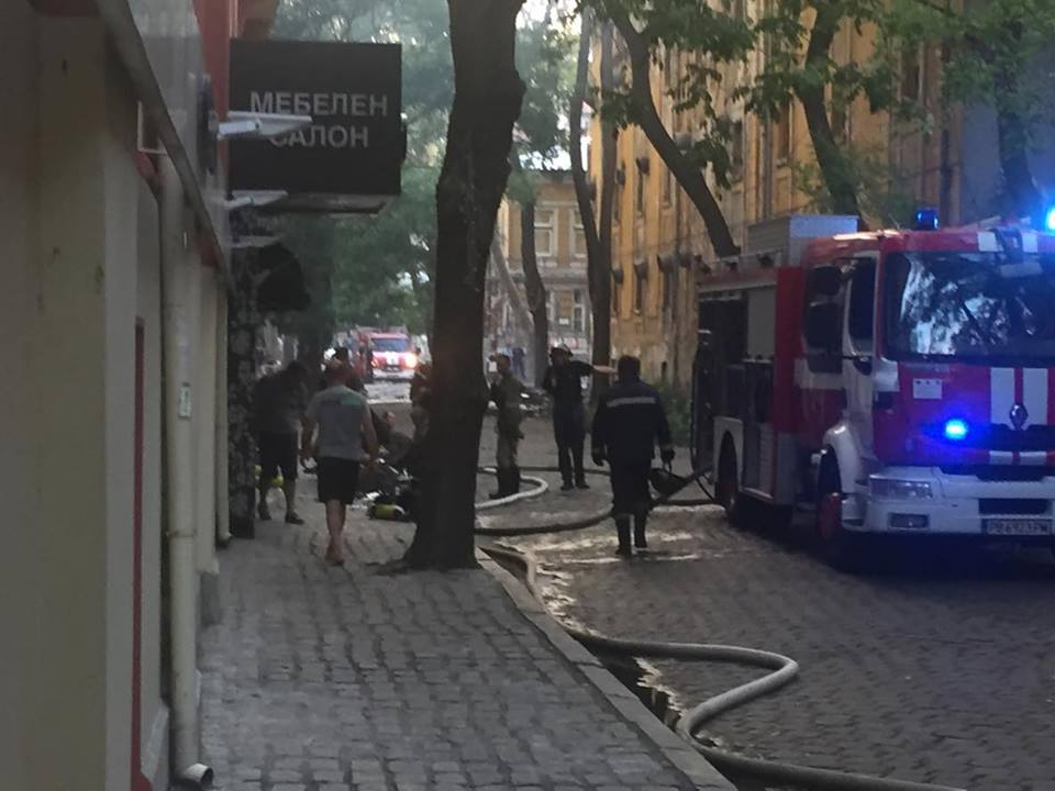 ЕКСКЛУЗИВНО ВИДЕО: Част от покрив на една от сградите падна на метри от пожарникари