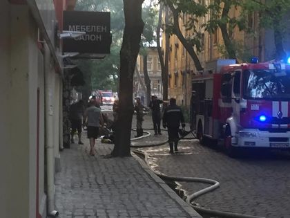 ЕКСКЛУЗИВНО ВИДЕО: Част от покрив на една от сградите падна на метри от пожарникари