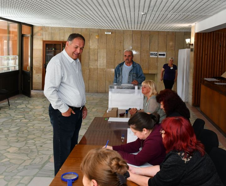 Областният управител Гюнай Хюсмен гласува в Исперих