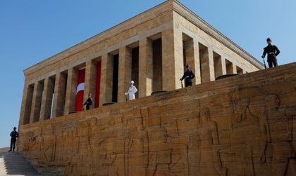 Турция уволни 88 служители на външното министерство