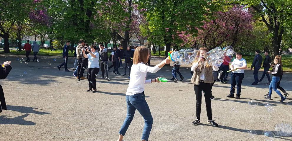 Ученици отбелязват деня срещу родителското отчуждение (СНИМКИ)