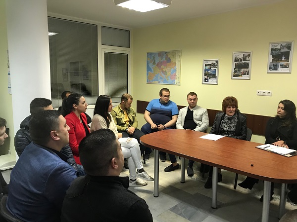 Петя Проданова пред Младежи ГЕРБ: Предстоят ремонти на междублокови пространства в район „Приморски” във Варна