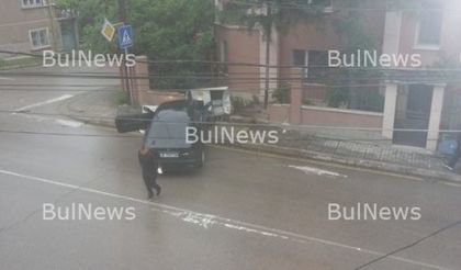 БМВ се заби в ограда, остави цял квартал без ток