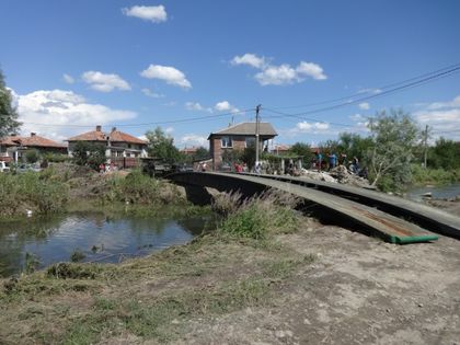 Военните сложиха щурмови мост над река Мъртвица в Дъбене