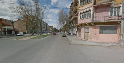 Откриха мъж в безпомощно състояние пред блок в Лом