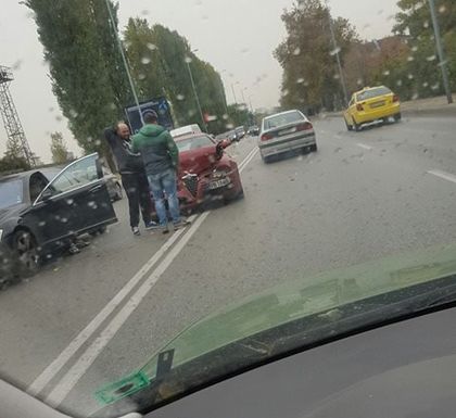 Алфа Ромео се наниза в Мерцедес зад Колодрума (СНИМКИ)