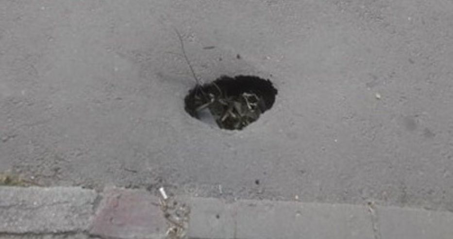 Огромна дупка зейна на ключово кръстовище във Варна! Пешеходец може да си счупи крака в нея