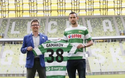 Младежки национал продължава кариерата си в Полша