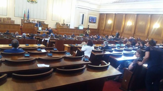 СУПЕР СКАНДАЛ В ПАРЛАМЕНТА! Депутатите запразниха отрано! Всички се изнизаха пред децата с увреждания