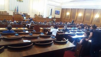 СУПЕР СКАНДАЛ В ПАРЛАМЕНТА! Депутатите запразниха отрано! Всички се изнизаха пред децата с увреждания