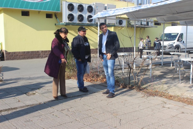 Ремонтират тротоара край кметството в „Западен”