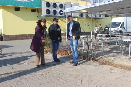 Ремонтират тротоара край кметството в „Западен”