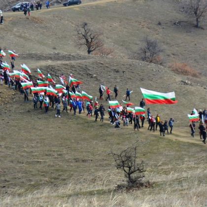 Благоевград: Стотици жители и гости на Симитли се включиха в поход до историческата местност Кръста над село Ракитна