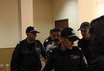 Фермерът, убил крадлив циганин проплака: Подпалиха ме, изкормиха кравите - искат да...