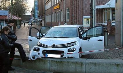 Кола се вряза в пешеходци в Германия, шестима са ранени