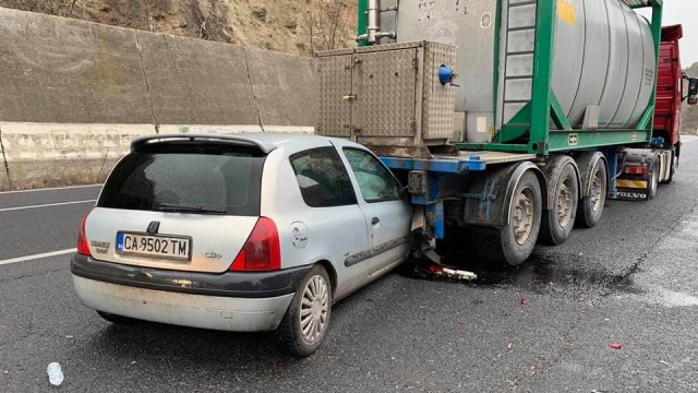 Кола се вряза в цистерна на главен път Е-79